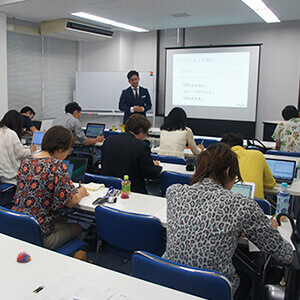 山本琢磨によるデジタルマーケティングセミナーの様子