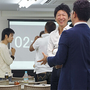デジタルマーケティングセミナー参加者と講師の談笑中の様子